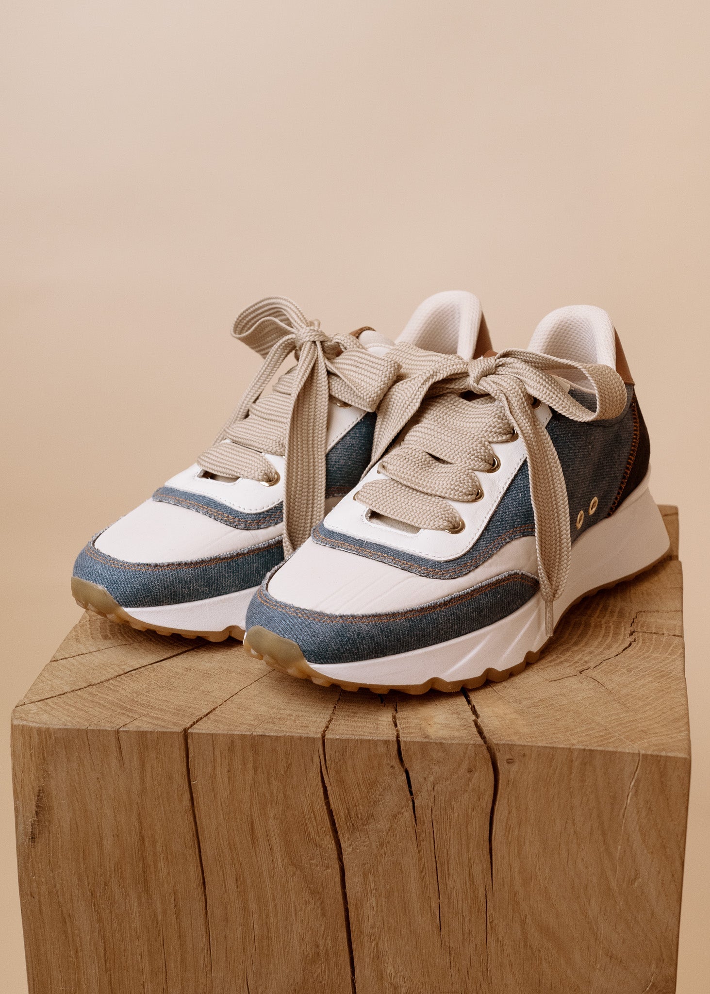 Modelshot / Mid Blue / Detail